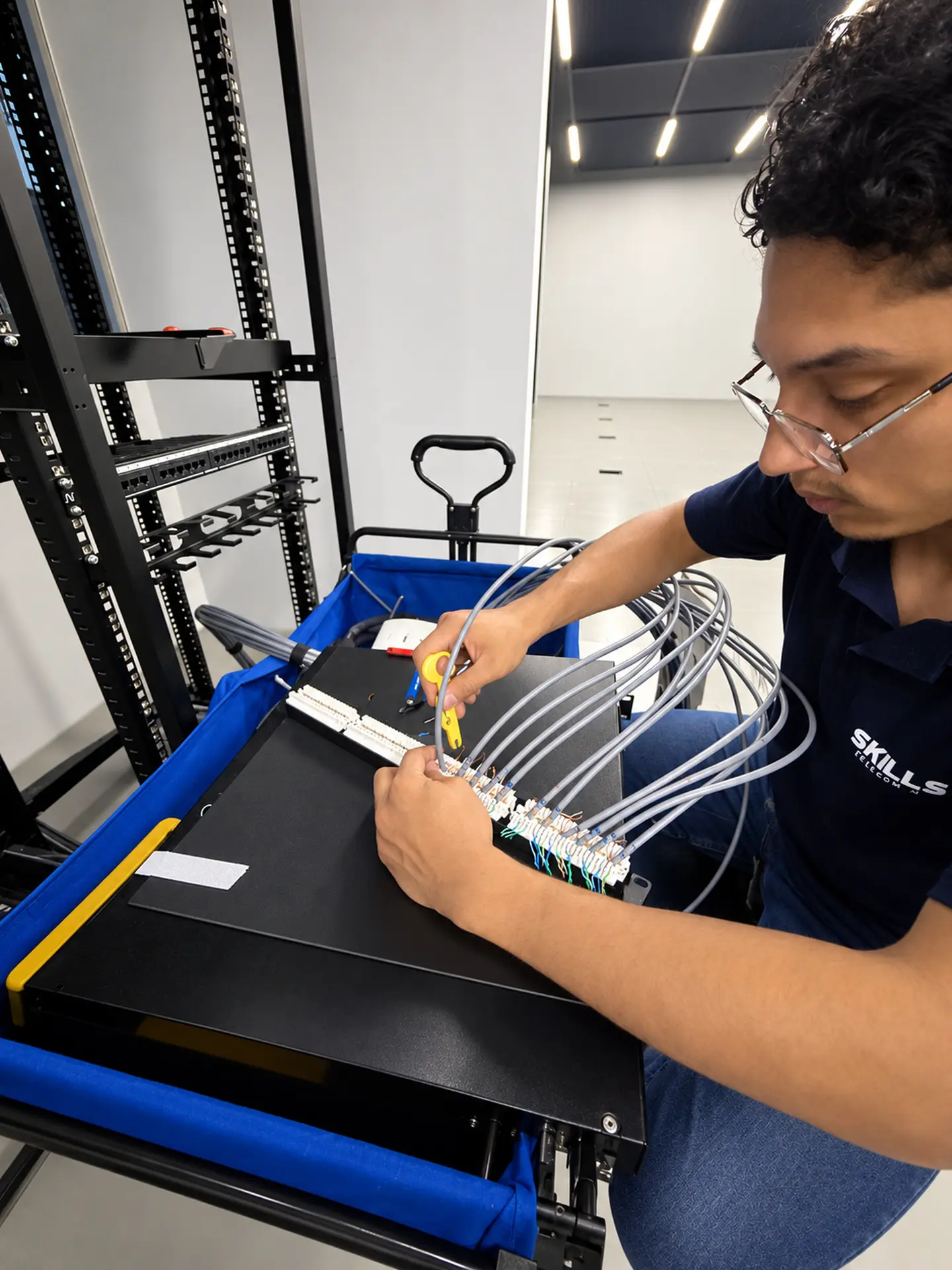 Etapa 10 · Conectorização dos cabos no patch panel.