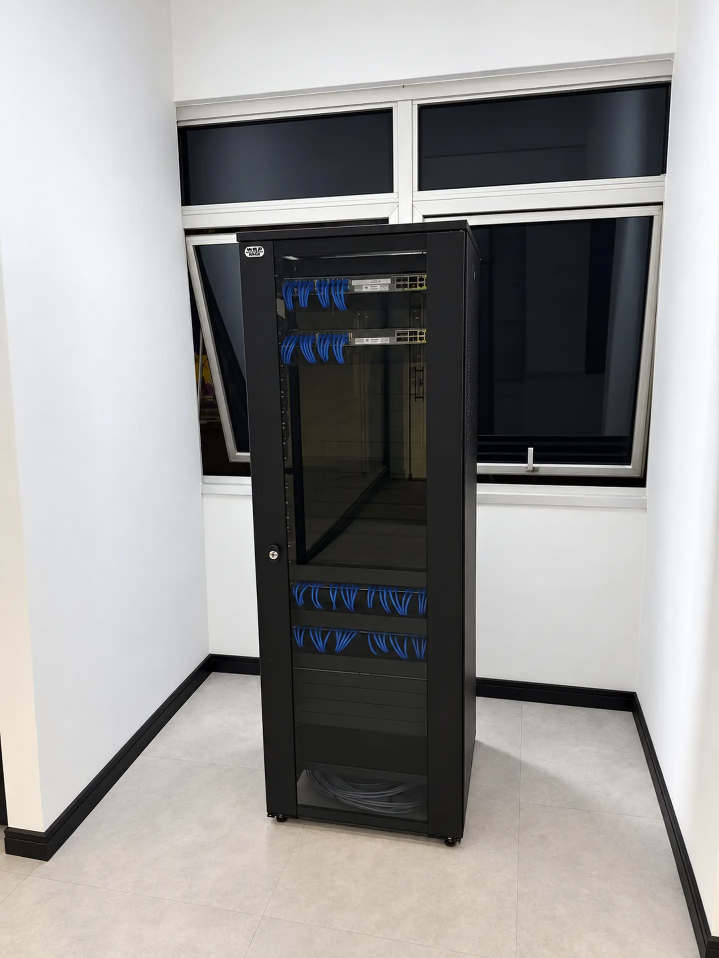Etapa 16 · Rack fechado e infraestrutura pronta para entrega.