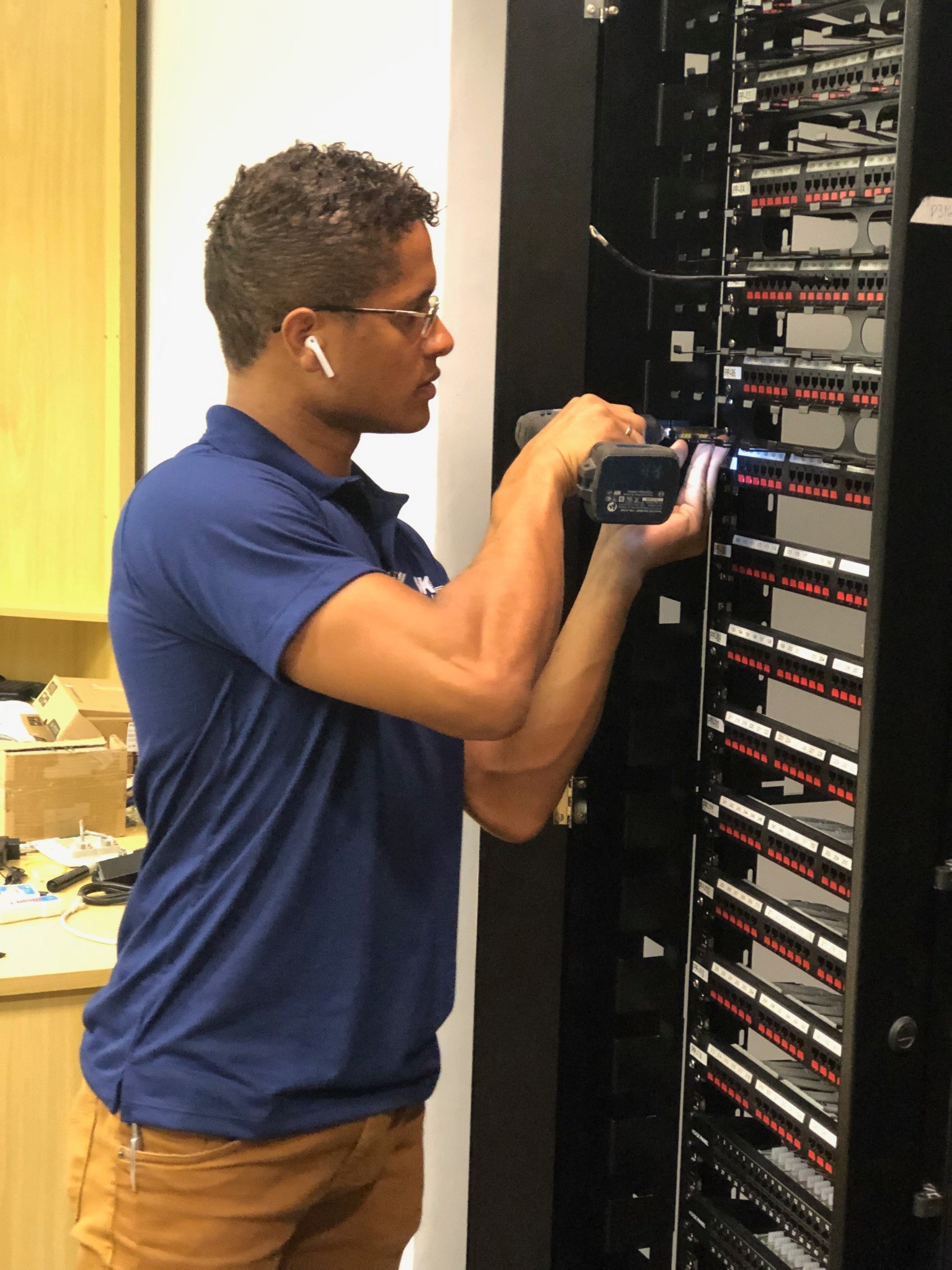 Montagem e fixação dos patch panels.