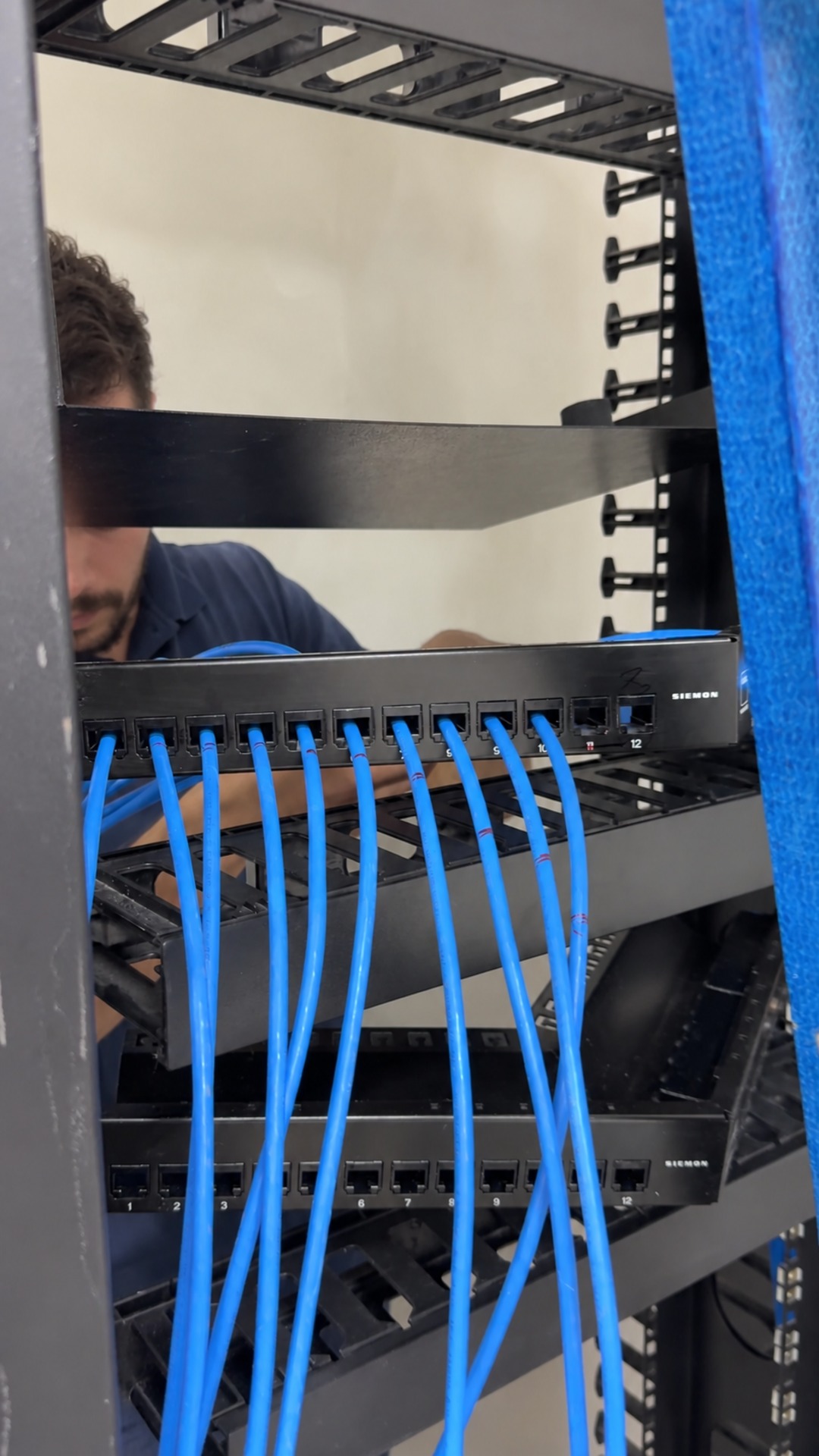 Técnico da Skills Telecom organizando cabeamento em rack