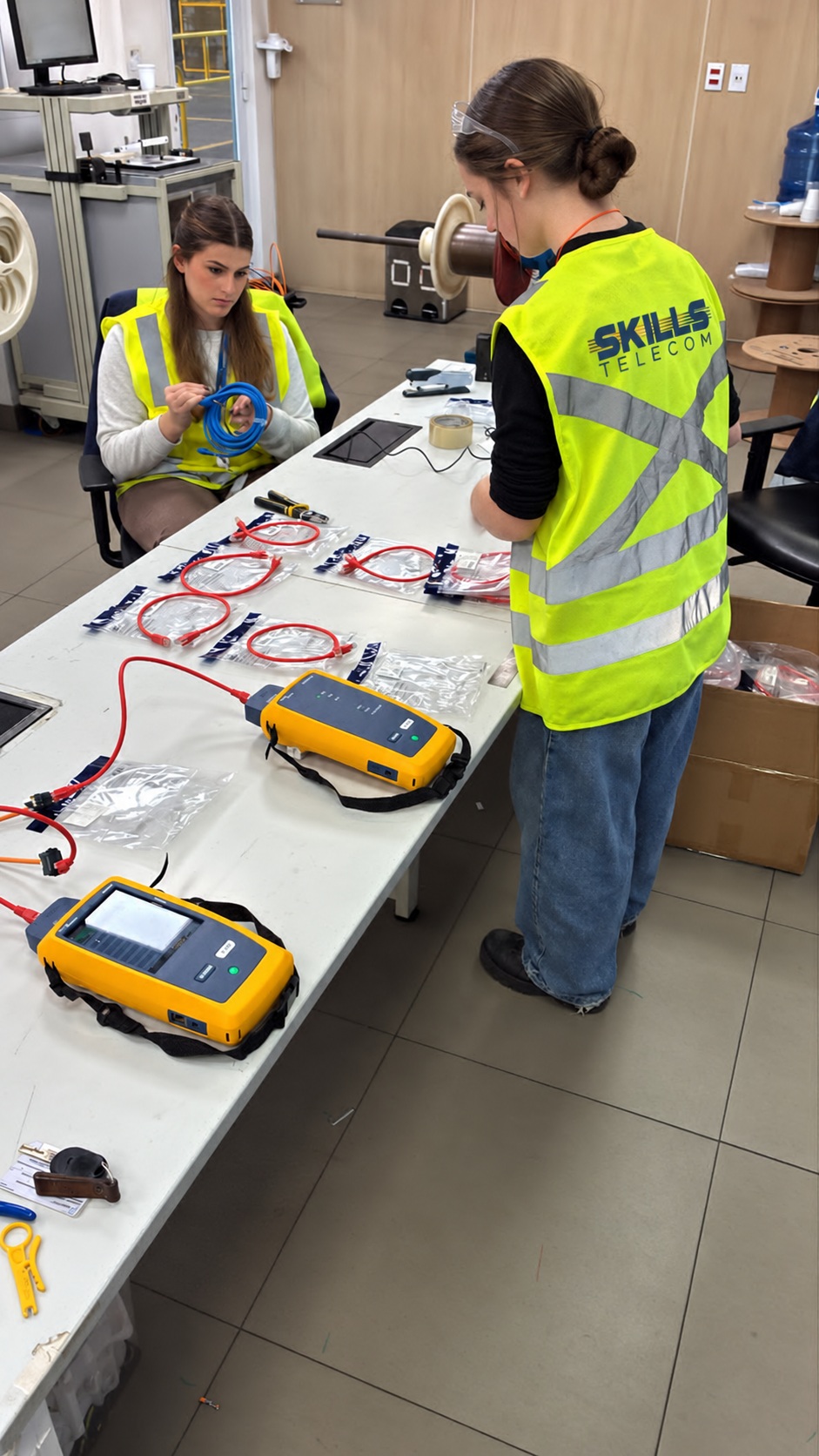 Equipe realizando ensaio de canal com certificadores Fluke DSX-5000
