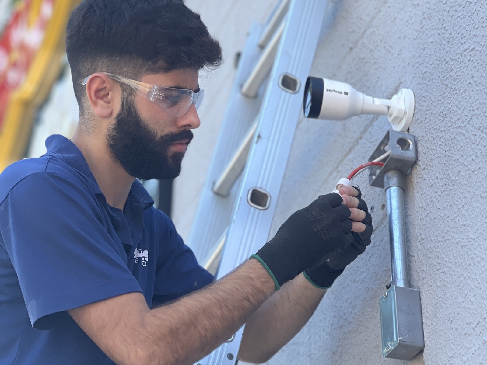 Técnico da Skills Telecom instalando uma câmera IP em infraestrutura profissional