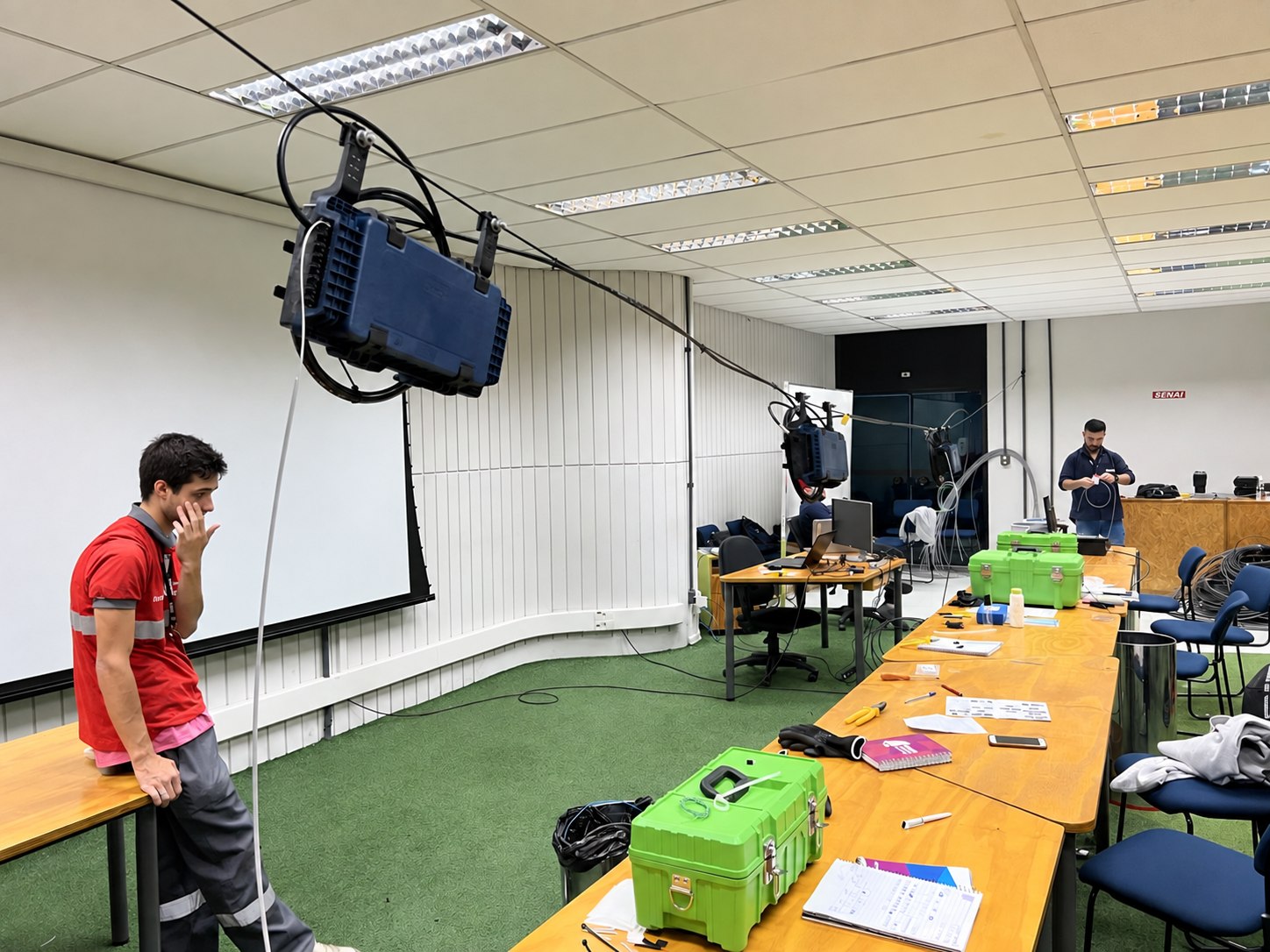Ambiente de treinamento com caixas ópticas, bancadas e ferramentas