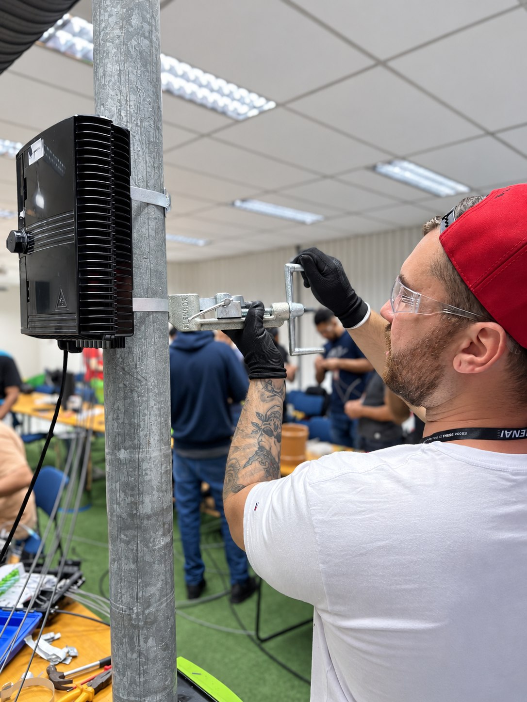 Participante fixando uma caixa óptica em uma estrutura de treinamento
